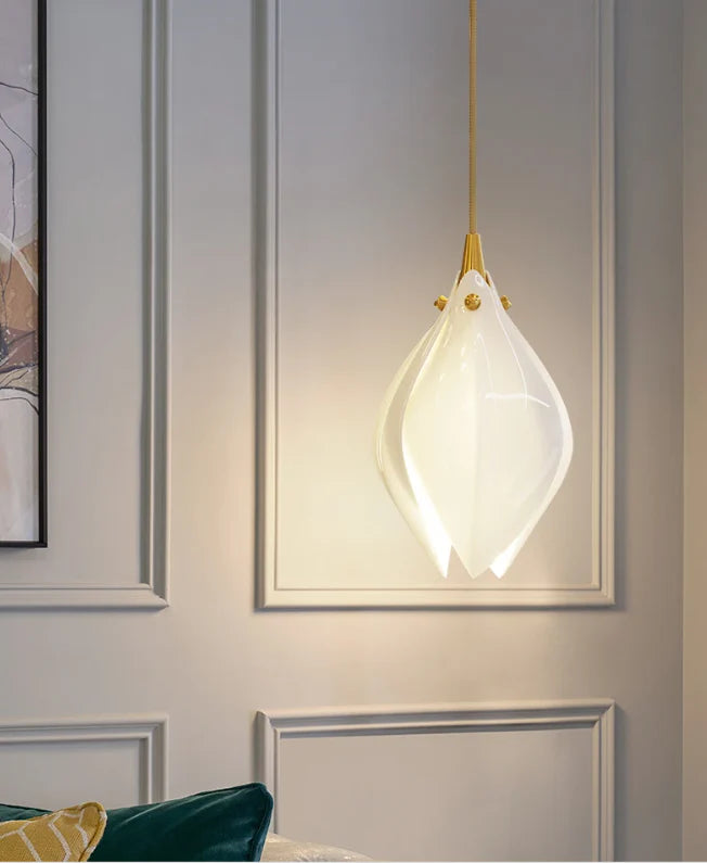 PetalGlow Pendant Light– Artistic Glass Illumination