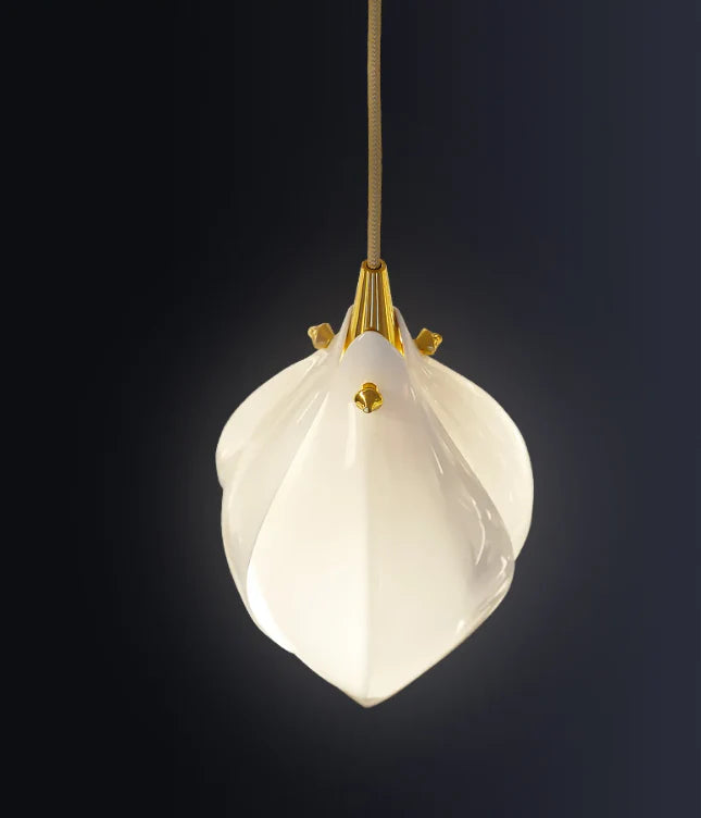 PetalGlow Pendant Light– Artistic Glass Illumination