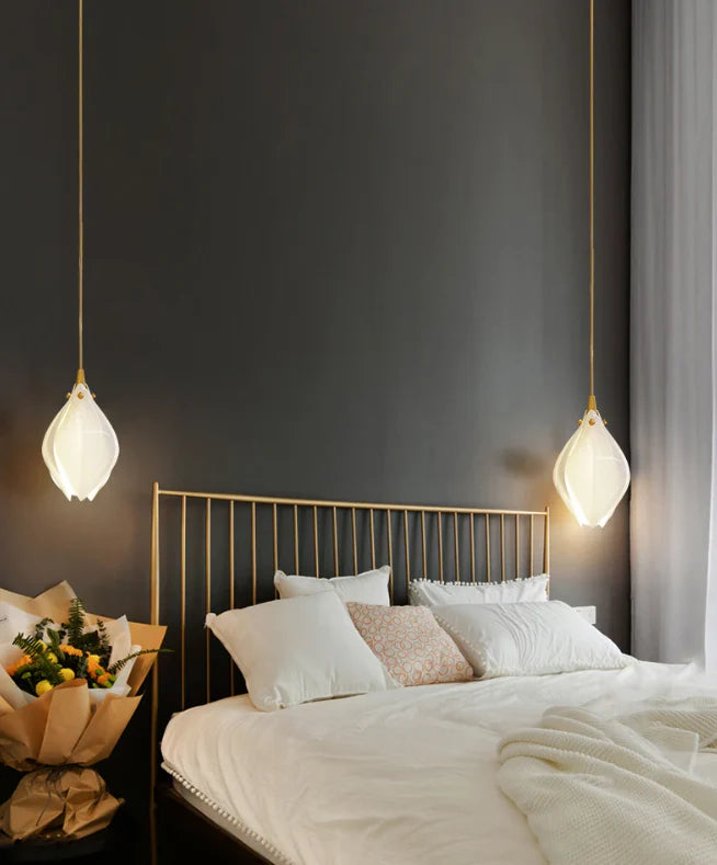PetalGlow Pendant Light– Artistic Glass Illumination