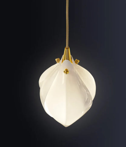 PetalGlow Pendant Light– Artistic Glass Illumination
