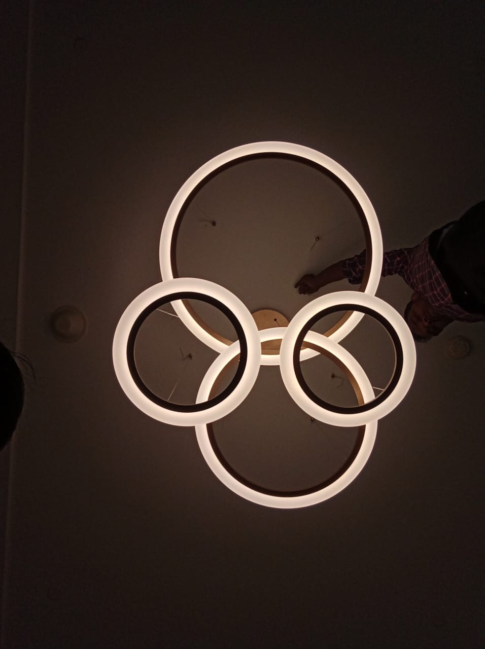 OUSGAR MODERN LED  4 RING CHANDELIER